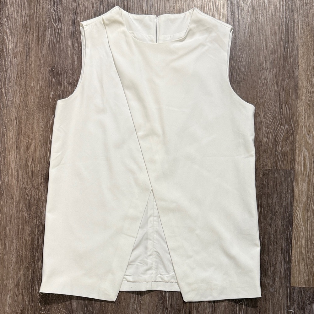 Elegant White Sleeveless Top M